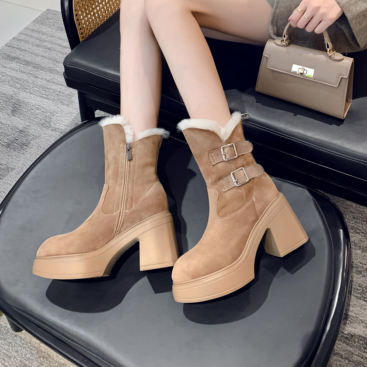 Boot nữ cổ cao lót lông cừu ấm áp, đế bệt gót nhọn, khóa thắt lưng — màu đen