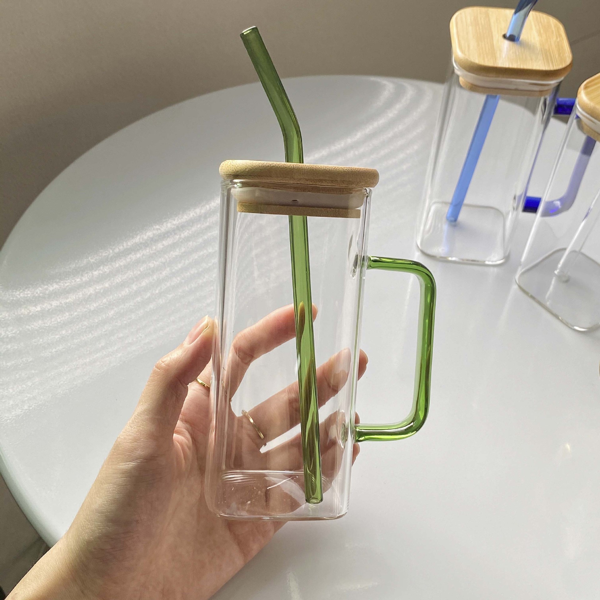 Taza de vidrio cuadrada al por mayor taza de té separada taza de agua de paja transparente taza de vidrio de silicona alta temperatura