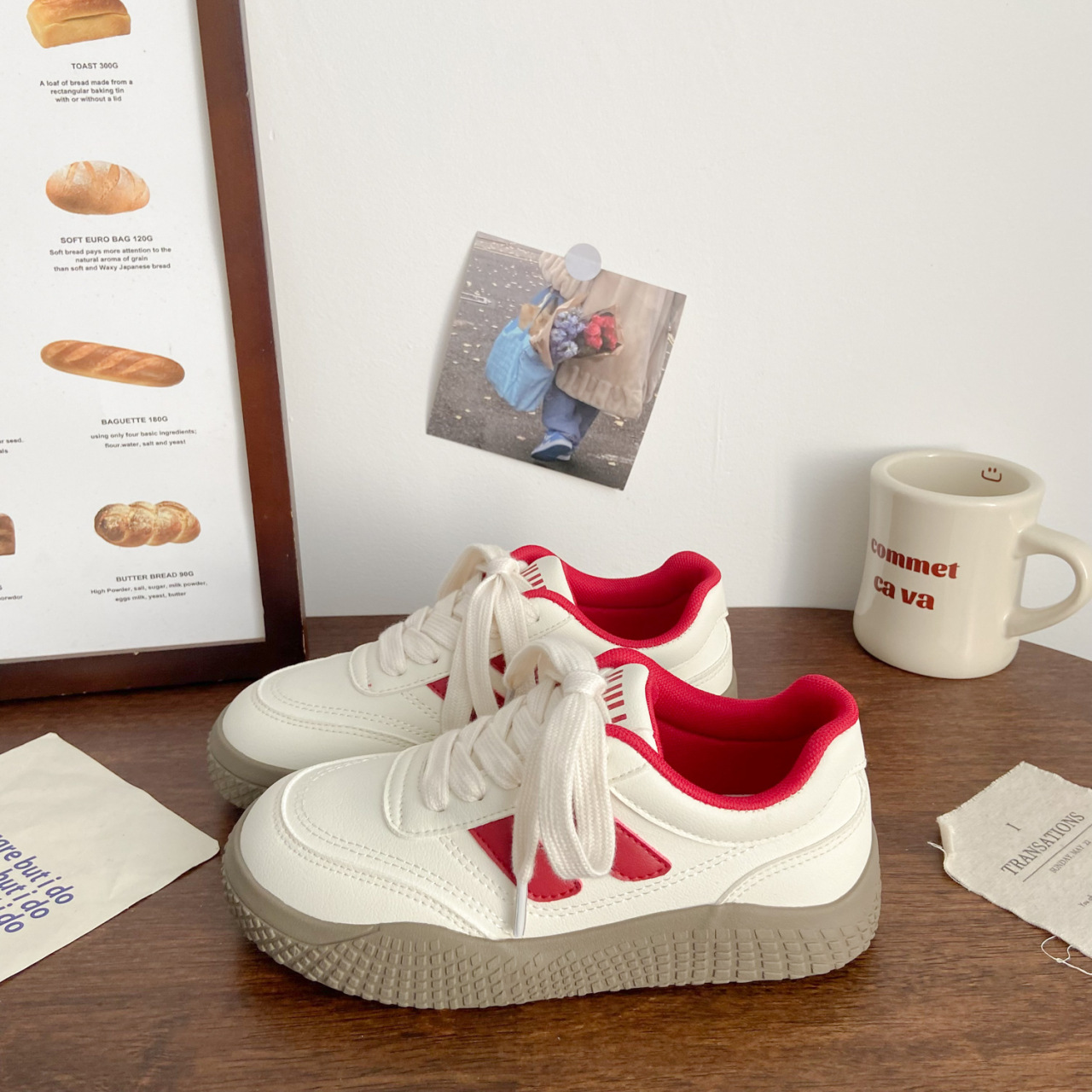 Zapatos blancos de suela gruesa de Dexun, otoño de 2025, nuevos zapatos de mujer de moda, nicho universal, zapatos de skate de altura baja para mujeres.