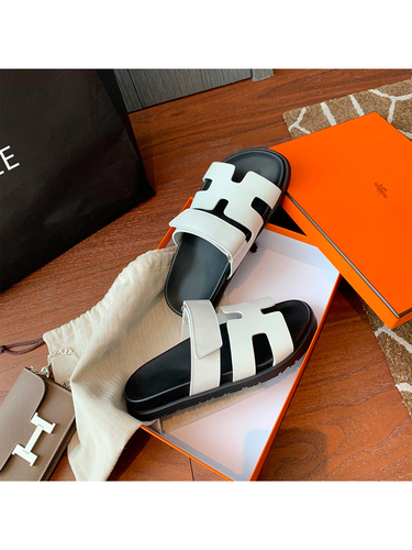 A large quantity of flat, open-toe sandals with a single strap and thick soles, suitable for wearing over shoes, for women in 2024.