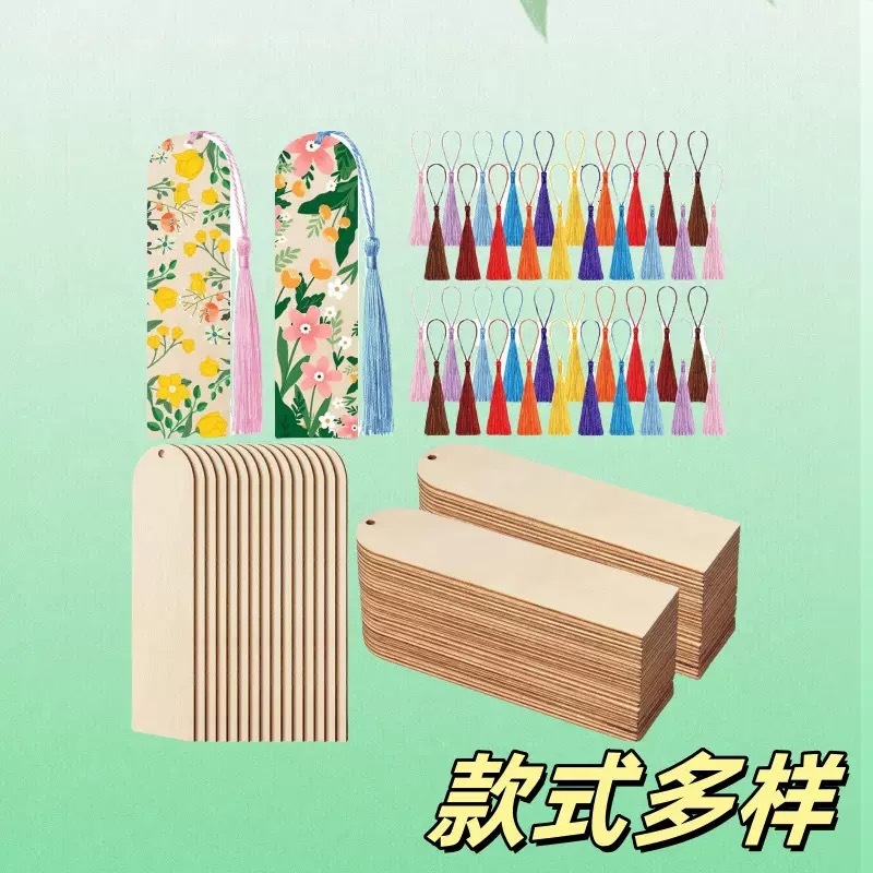 空白の木製のしおりの長方形の祝日の賀状の原木の標識の吊り札の彩色絵の手はカードの流蘇のしおりを作ります。|undefined