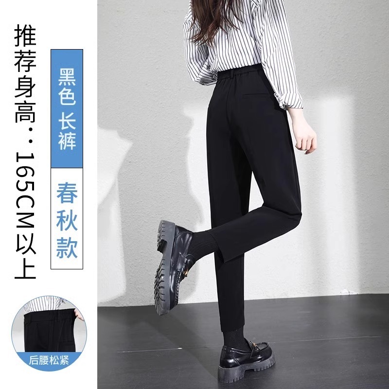 黒いスーツのズボンの女性のペンダント感があります。|undefined
