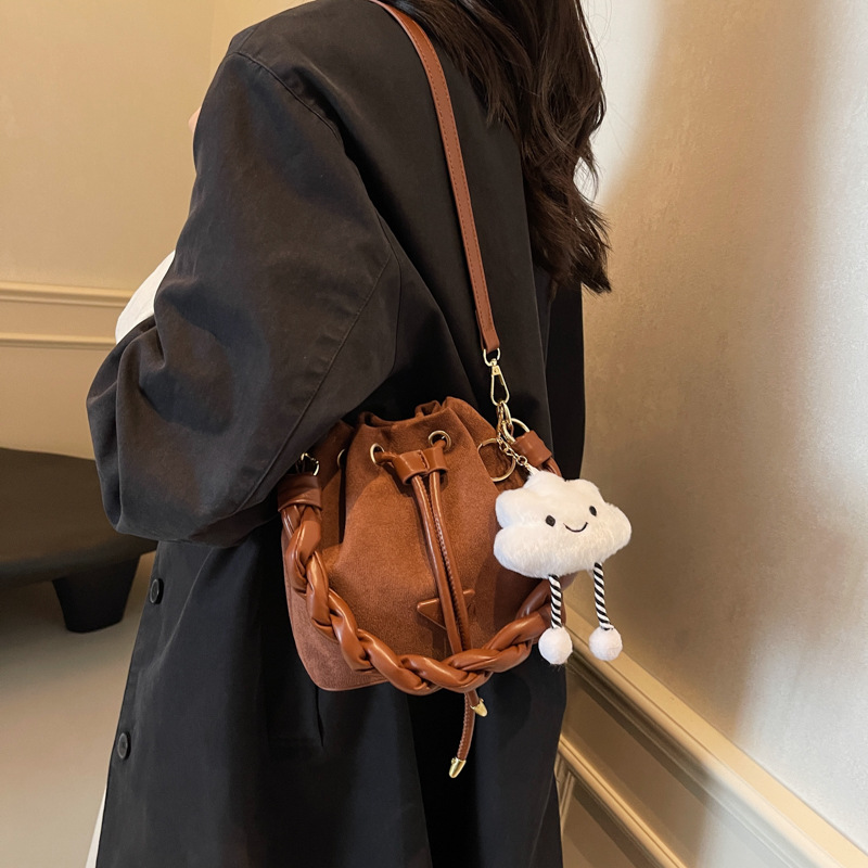 Moda esmerilado diseño de la abertura de la bolsa de cubo de mano mujer otoño y invierno 2025 nuevo estilo popular bolso de hombro universal