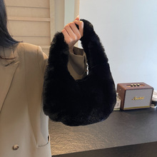 2024包包冬季毛绒绒仿兔毛手提包大容量新款饺子包网红店爆款女包