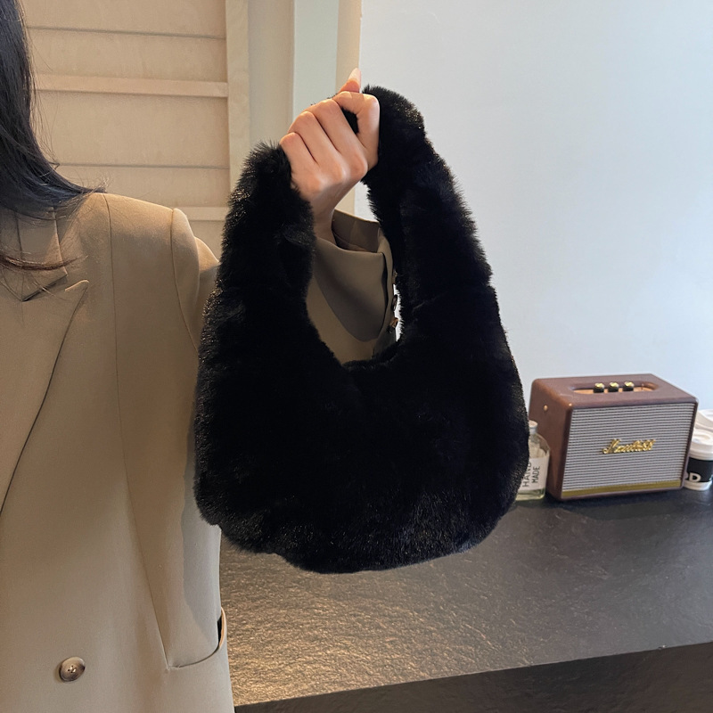 2024包包冬季毛绒绒仿兔毛手提包大容量新款饺子包网红店爆款女包