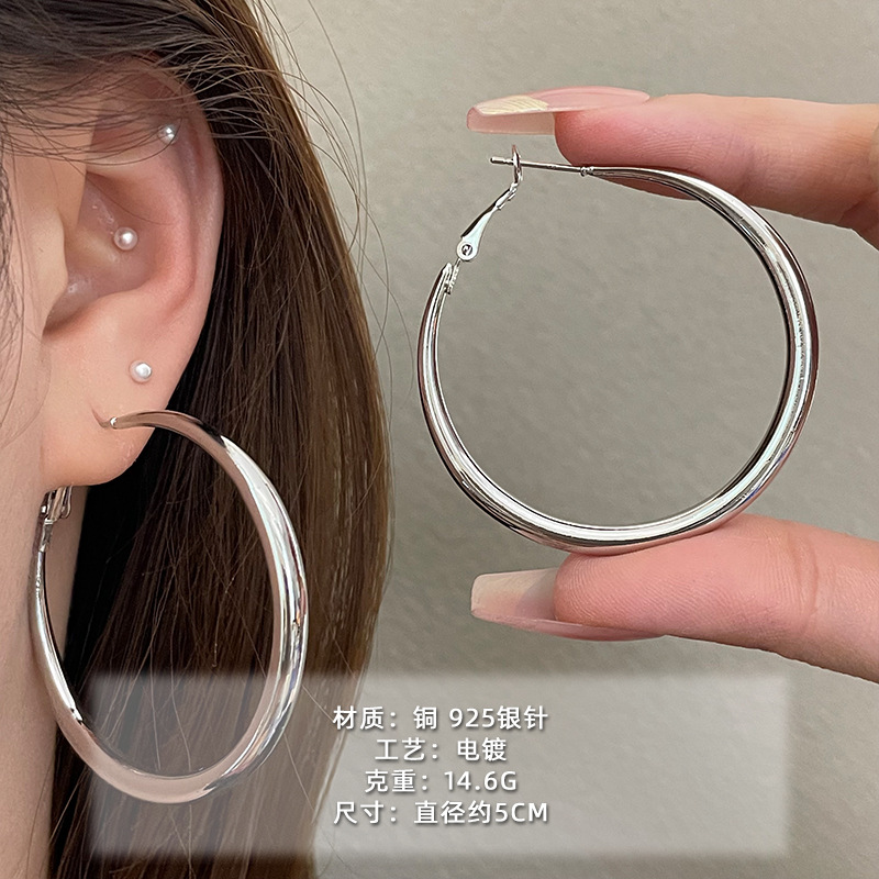 2025 nuevo estilo verano de moda anillo plateado círculo negro círculo fino temperamento europeo y americano aretes dorados de todo fósforo