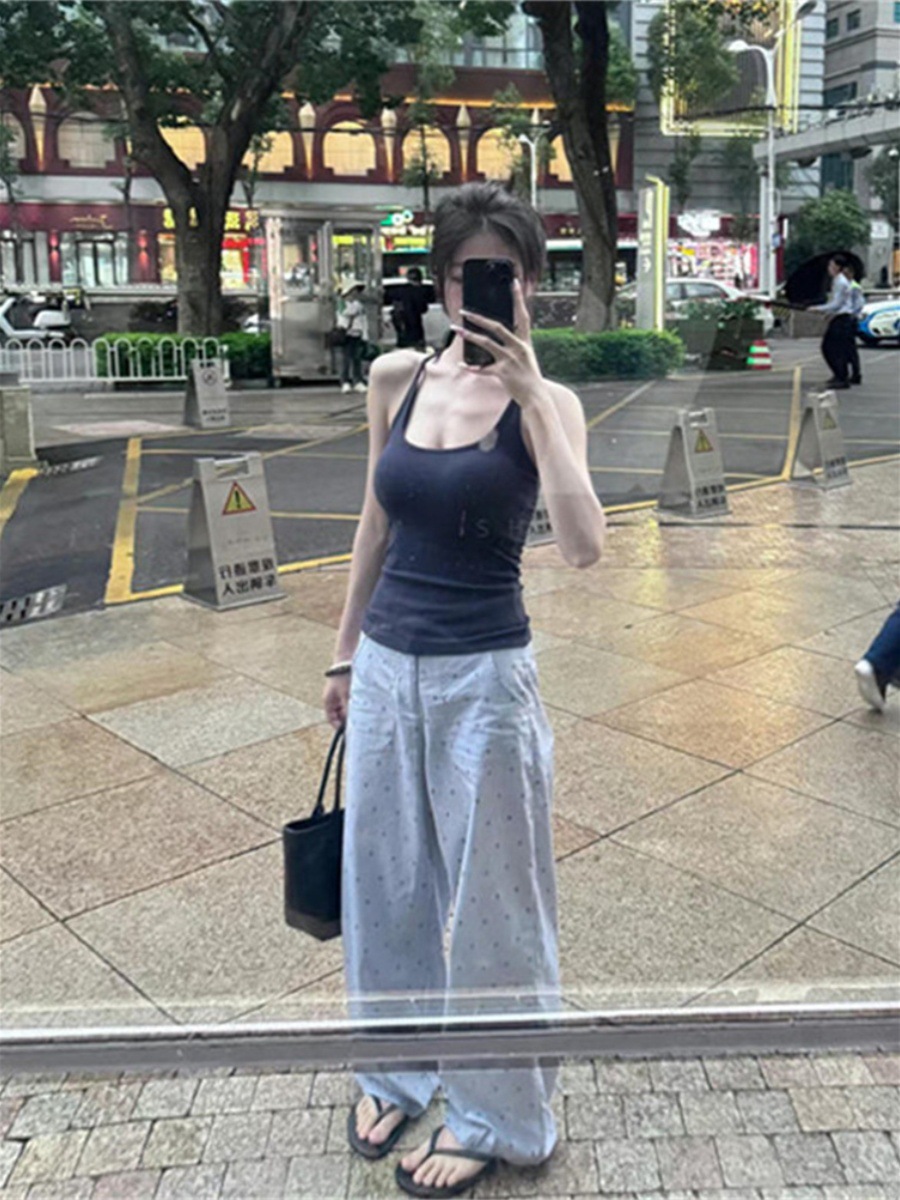 純粋な欲の甘いギャルのセクシーな背中は腰を収めてやせています。