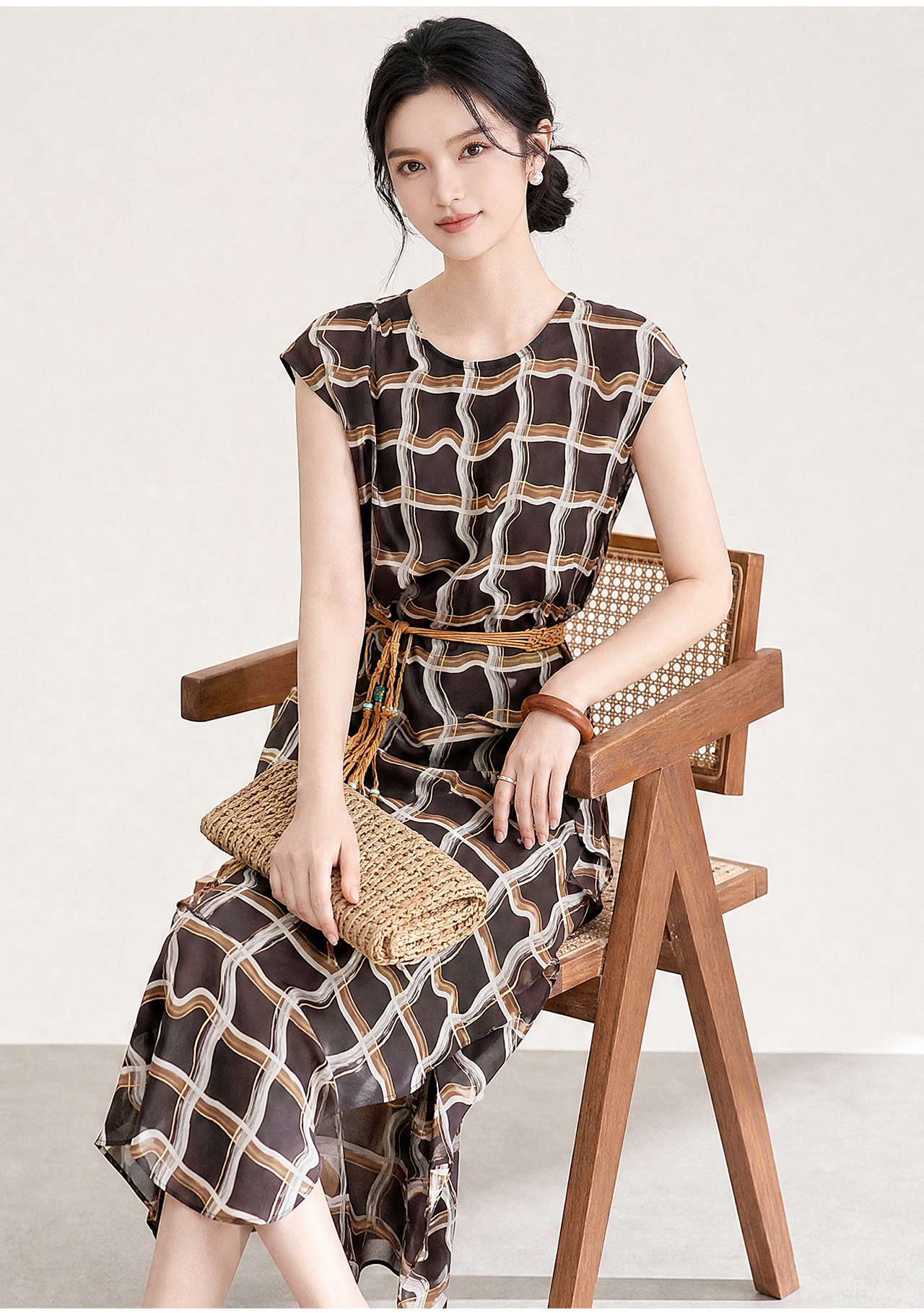 Đầm maxi nữ cổ điển họa tiết kẻ ô vuông, không tay, eo thắt dây, dáng suông dài — xanh lam chi tiết 4