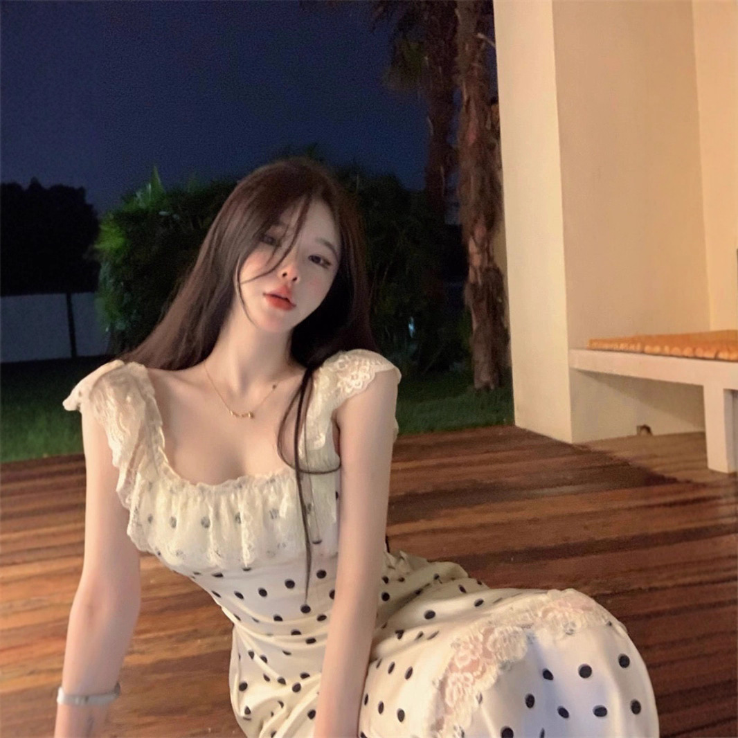 蕾丝花边拼接露背波点连衣裙女夏季新款设计感显瘦系带背心长裙潮