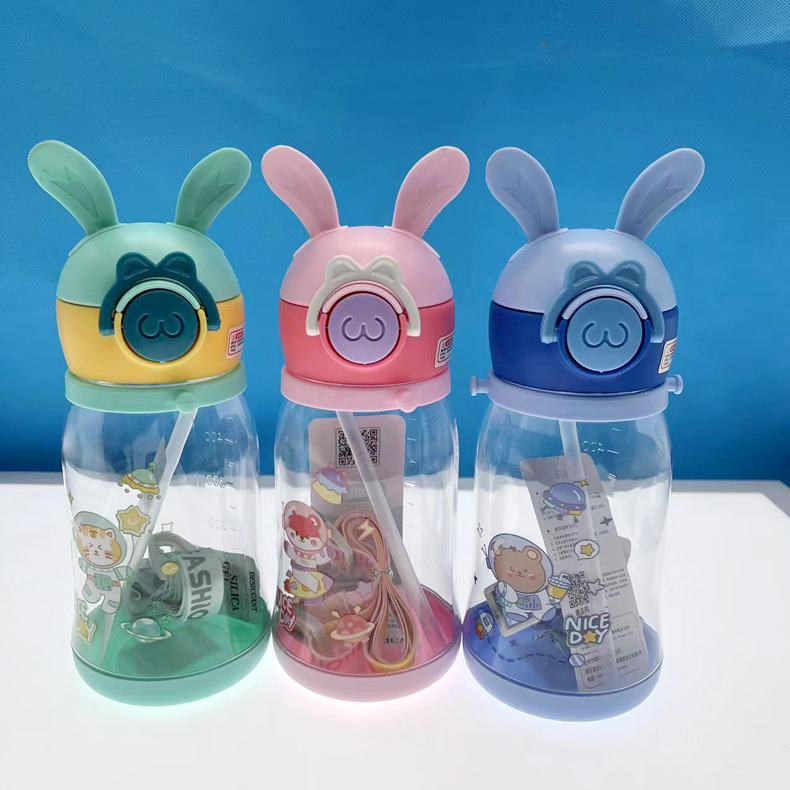 Taza de plástico para niños correa de Asa giratoria de doble uso taza de bebida para niños Linda paja de plástico Copa de fábrica