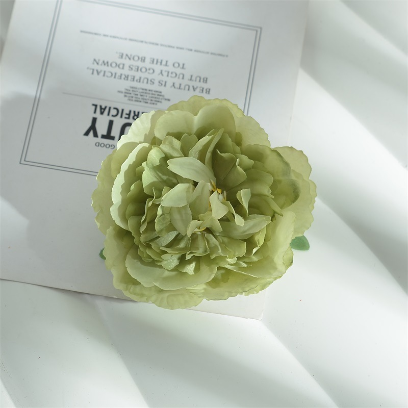 10センチの牡丹の花は花の頭を模倣しています。|undefined