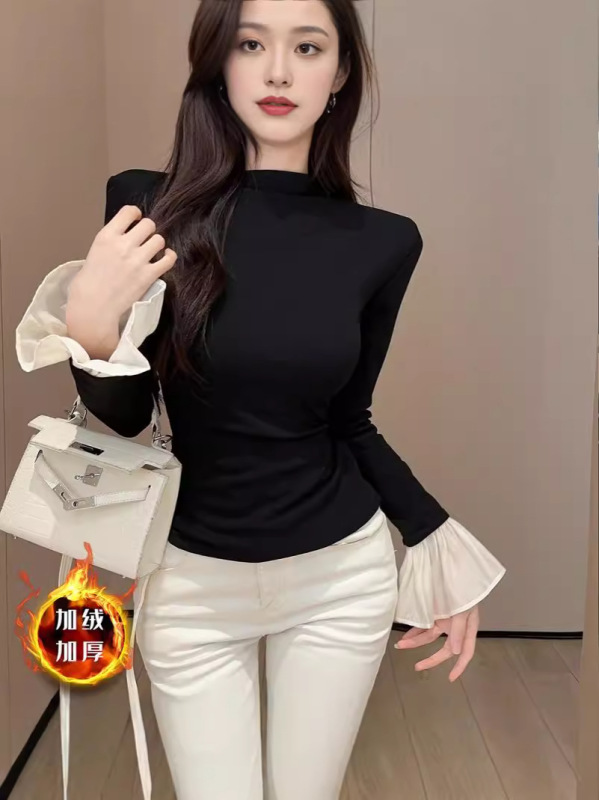 半高襟の中に毛磨きの底のシャツの女性の秋冬の黒い長袖のtシャツのラッパの袖とベルベットの厚い上着を掛けます。|undefined