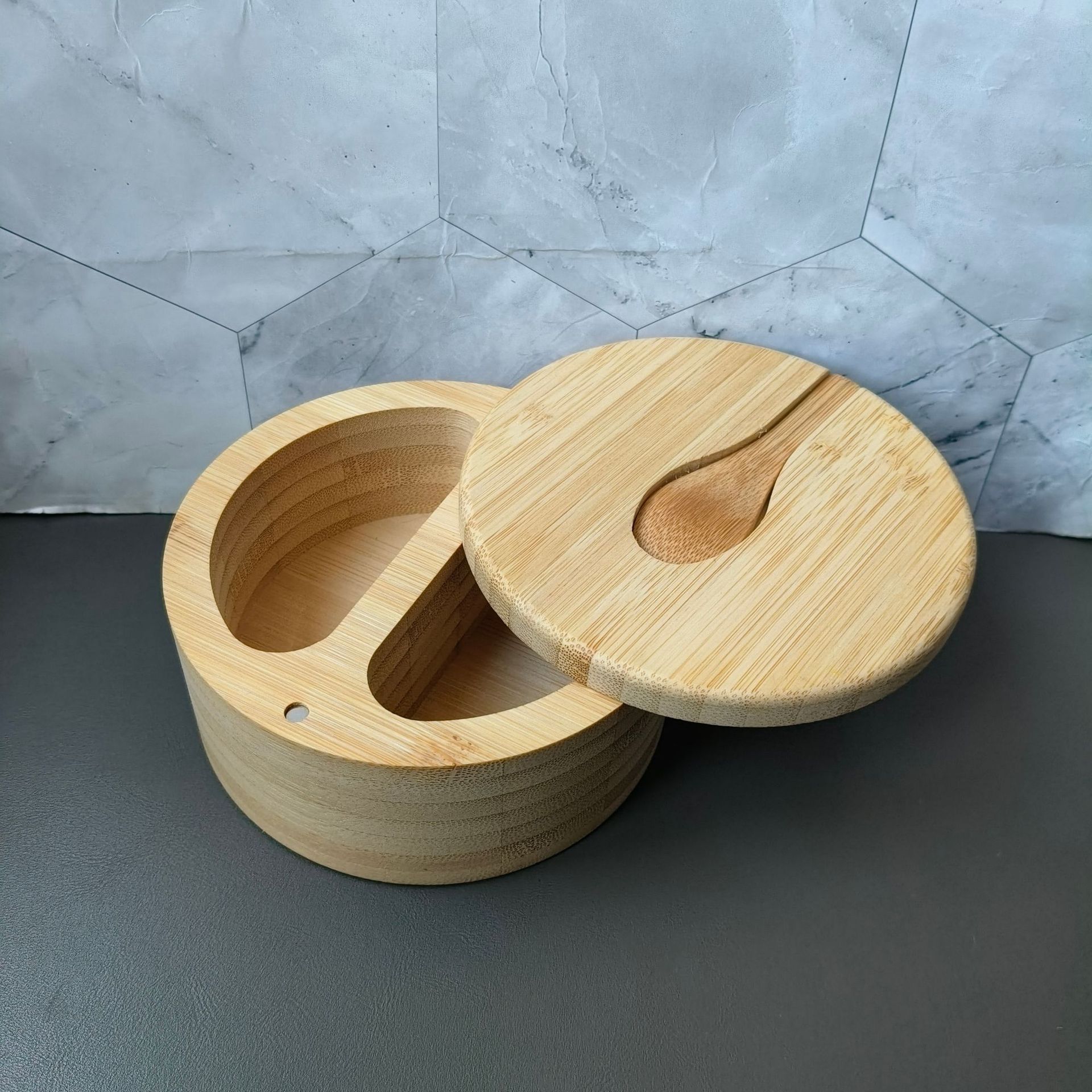 스푼이 있는 이중 수납공간: 12*6cm, 무게 300g