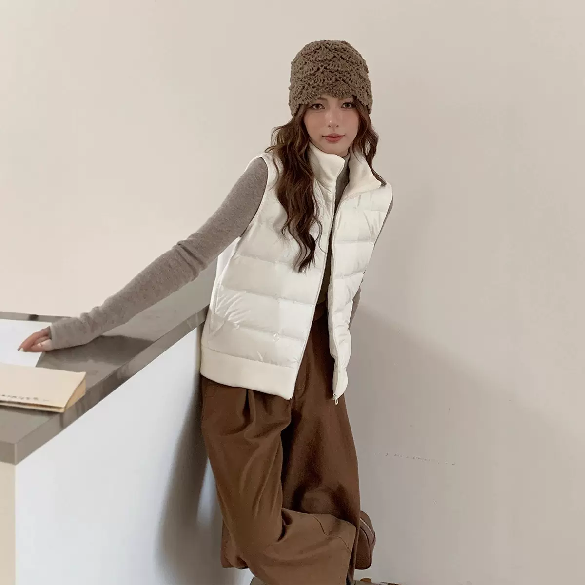 阿诗蜜新款羽绒马甲女款高级感白鸭绒秋冬季背心保暖外穿百搭上衣