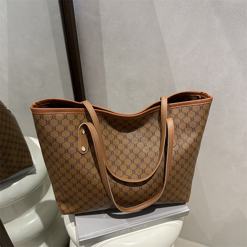 シンプルでファッショナブルな女性用大容量トートバッグ 2025 新しいトレンディなスタイルの通勤大容量ポータブルショルダーバッグトレンディ|undefined