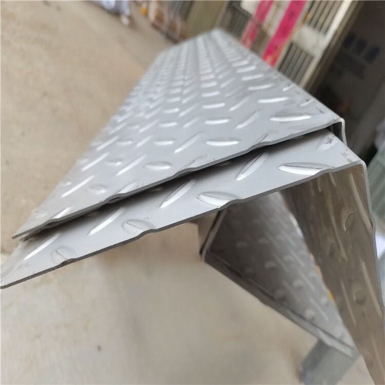 304不锈钢花纹板楼梯踏步板斜面钢板花纹防滑钢板室外铁楼梯台阶