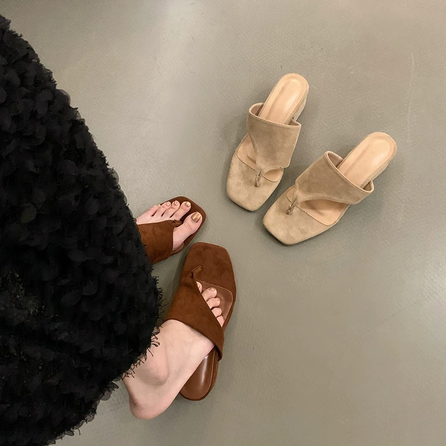 Женские шлепанцы женские летние носить новый темперамент замши фея ретро стиль дизайн толстый каблуки