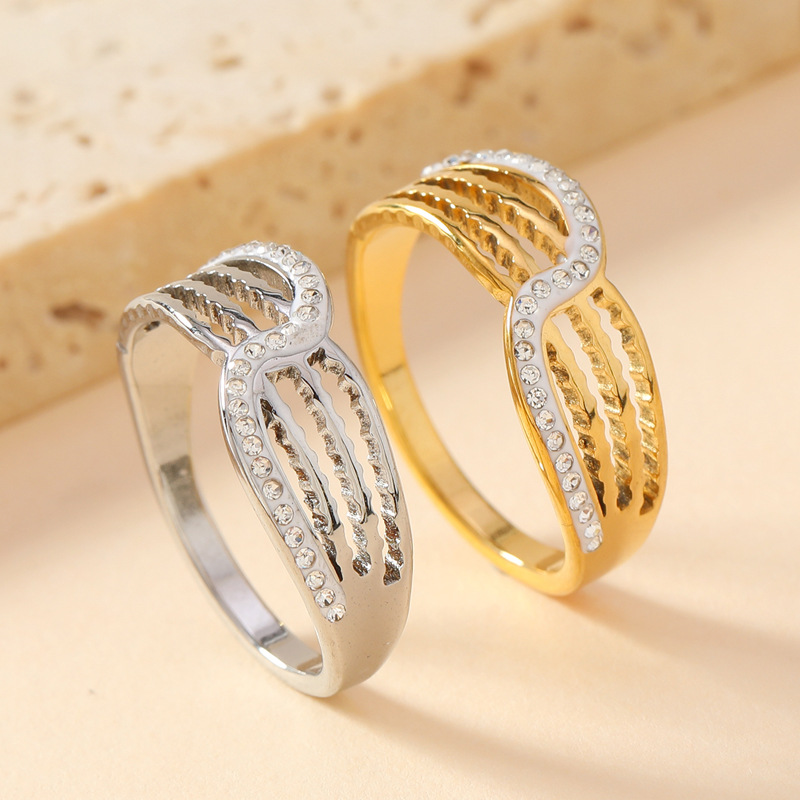 Anillo de acero inoxidable de lujo ligero europeo y americano exagerado personalidad de corte hueco línea multicapa incrustada de cerámica diamante joyería anillo
