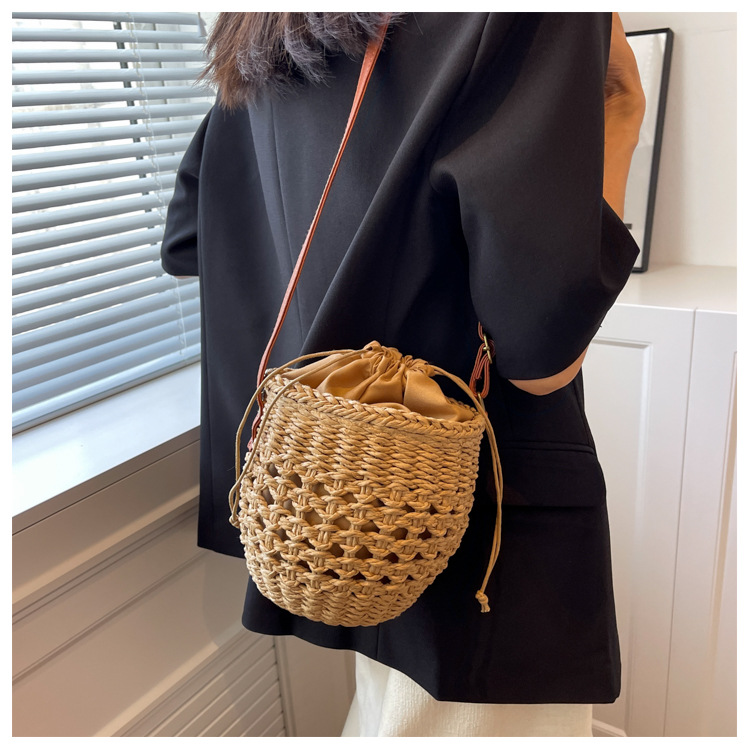 Women's Medium Straw Solid Color Fashion Contrasting Colors Weave Soft Surface Bucket String Bucket Bag display picture 3