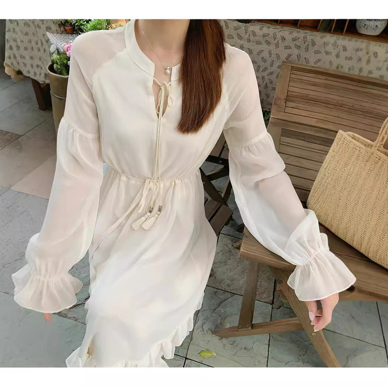 Small White Dress Women's 2024 New Summer Design Sense Wear Hot French Waist Dress