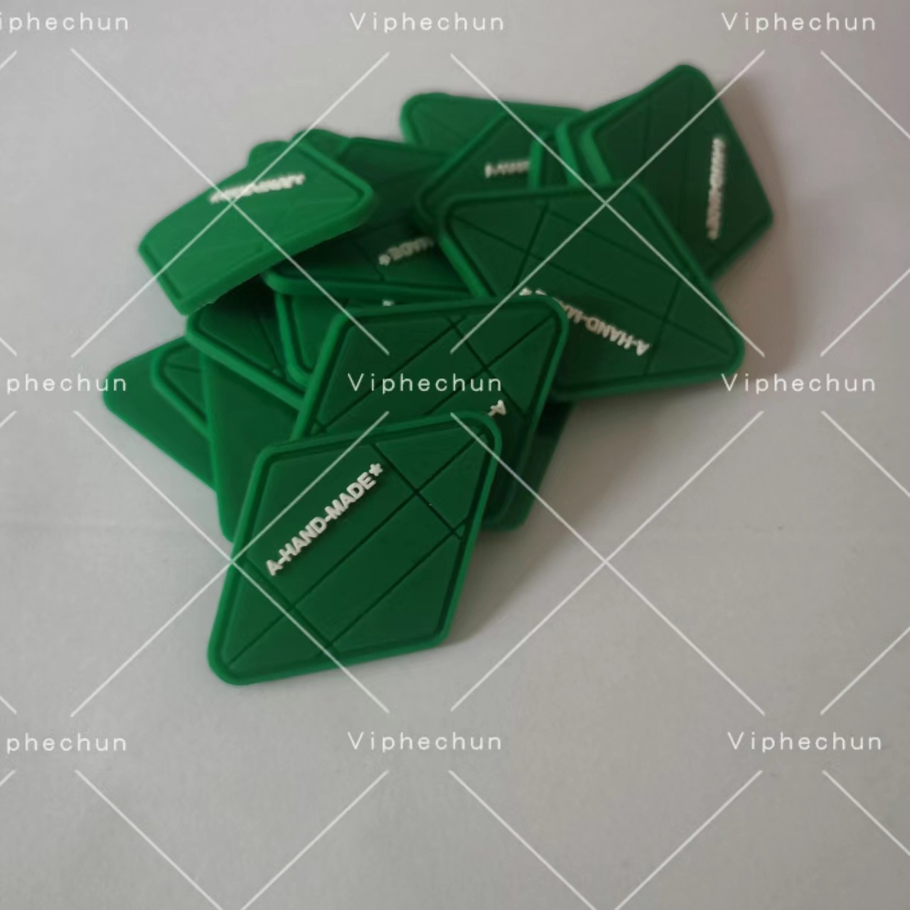 批发时尚英文滴塑硅胶商标可定