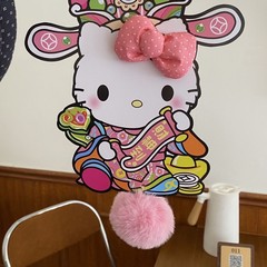 ハローキティの財神の壁は立体紙の招財を飾っています。
