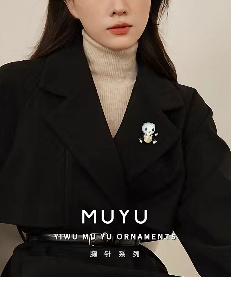 国风可爱招手小熊猫胸针时尚简约轻奢风动物胸花新款萌