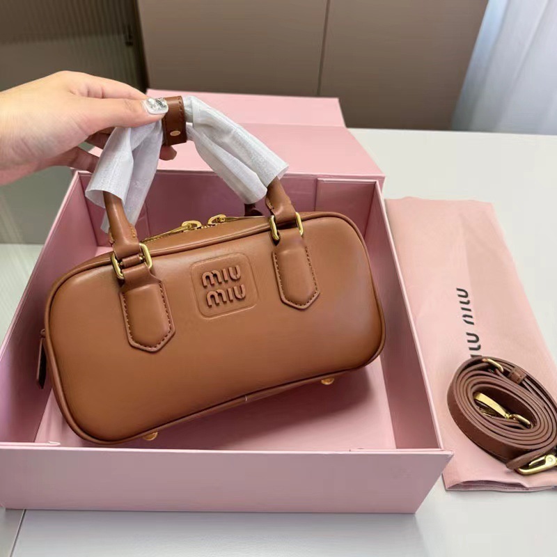 miu ボウリングバッグ新しいプリーツレトロボストンピローバッグシングルショルダークロスボディポータブルブリーフケース小さな正方形バッグ|undefined