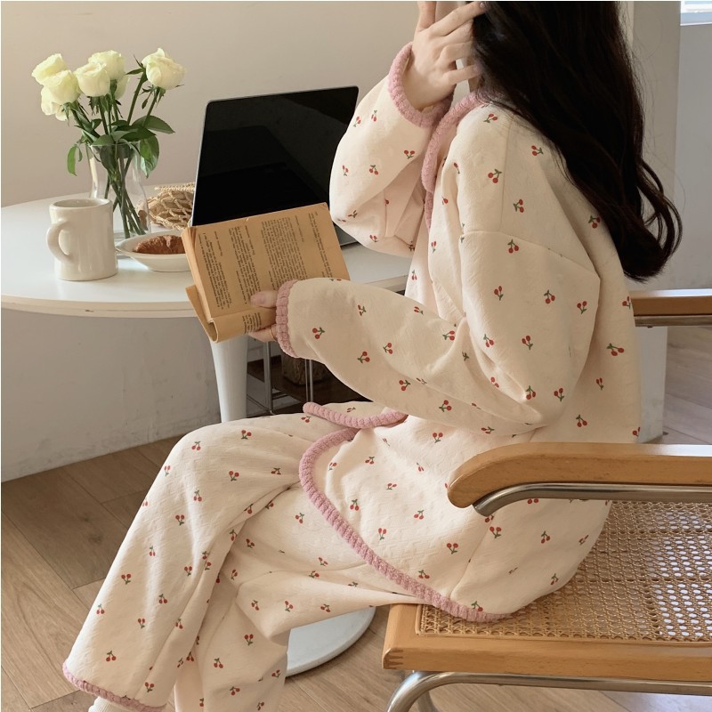 2024 가을과 겨울 공기 샌드위치 파자마 여성용 체리 작은 옷깃 카디건 긴 소매 달콤한 홈 의류 세트 도매