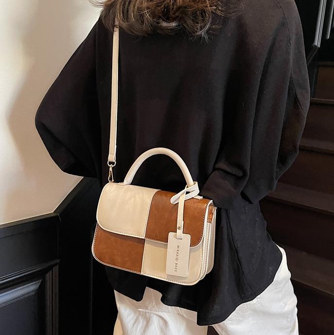 Bolso de mano coreano de color para mujeres 2025 nuevo nicho de textura universal bolso de hombro simple mochila casual