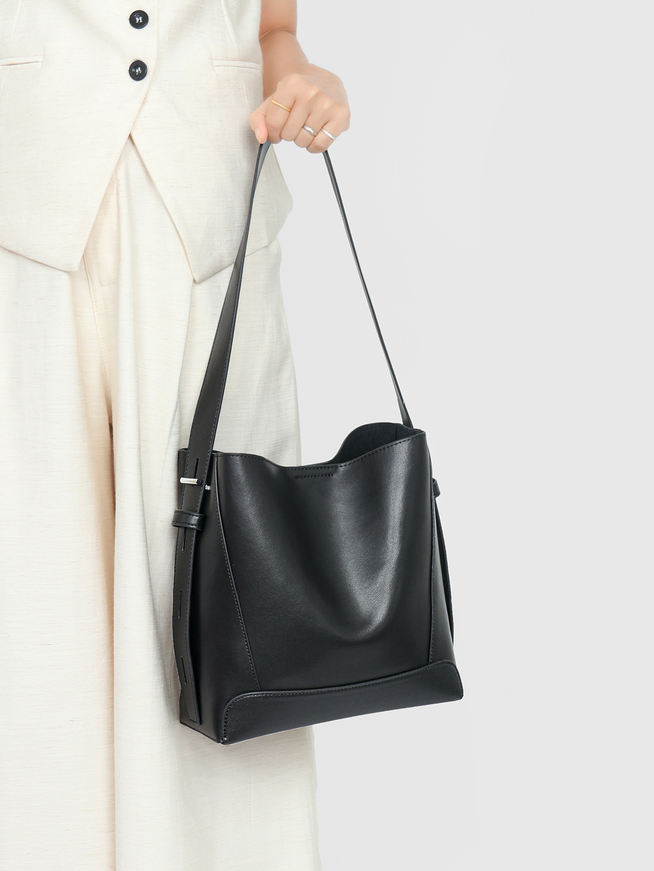 バッグファッションクロスボディバッグニッチデザインシニアセンスショルダーバッグレディースファッションポータブルバケットバッグ通勤レディースバッグ