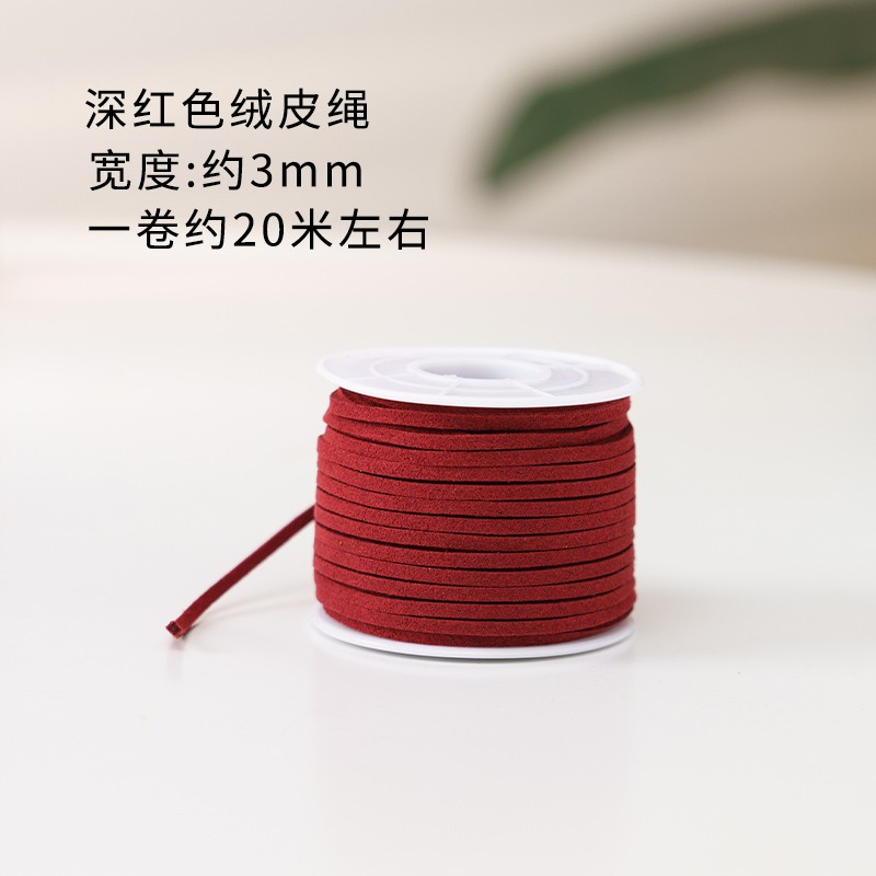 Un rollo de cuerda de piel de veludo rojo oscuro - ver la imagen