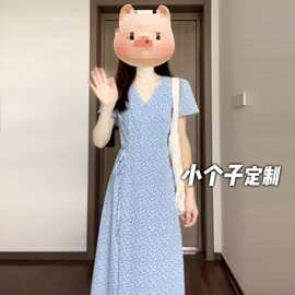 150小矮个子法式v领碎花连衣裙女初秋海边度假气质收腰a字中长款