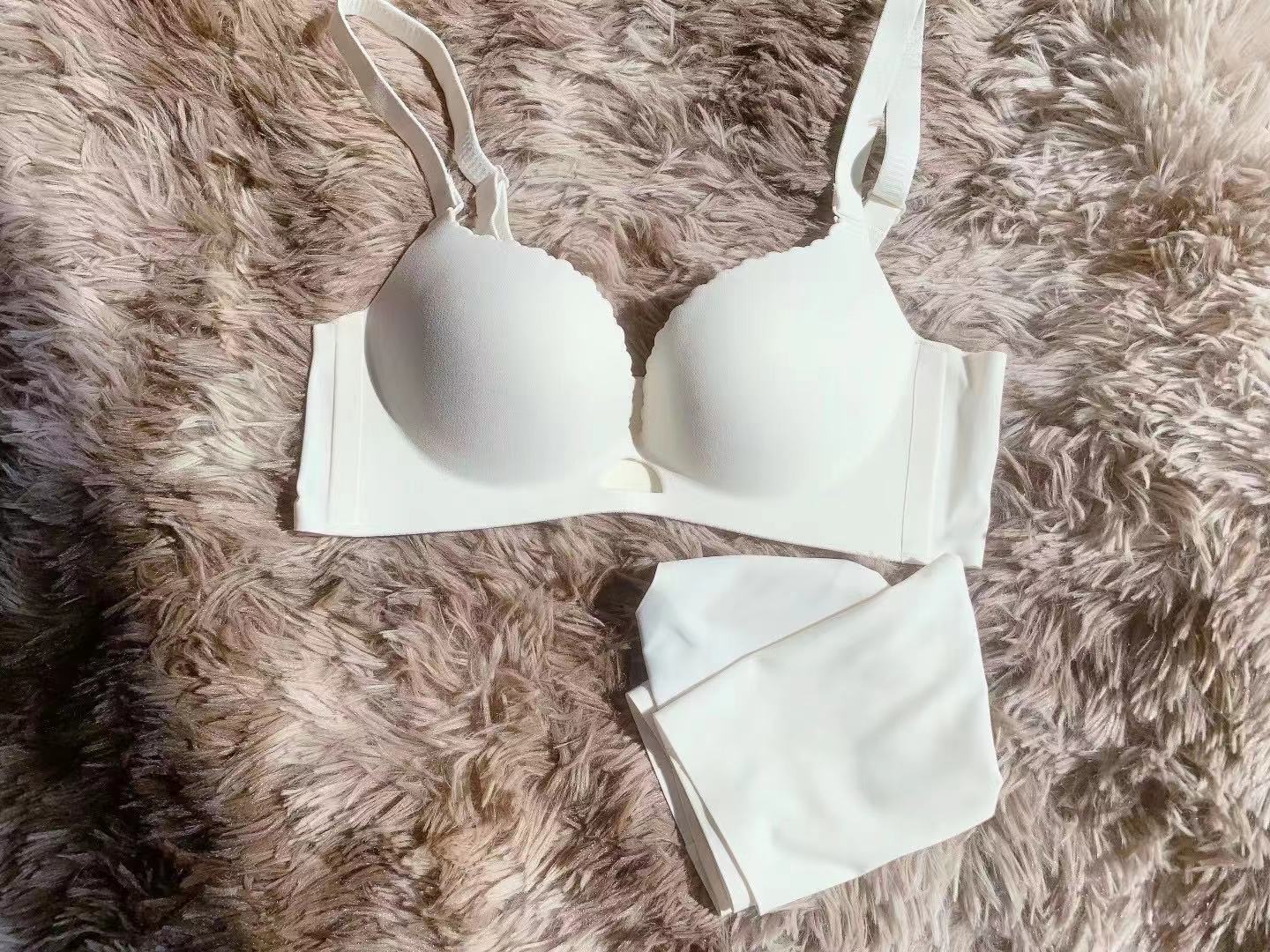 Nuevo simple brillante sexy hueco-out push-up pequeño pecho cómodo transpirable inalámbrico ropa interior sujetador de las mujeres traje 8253