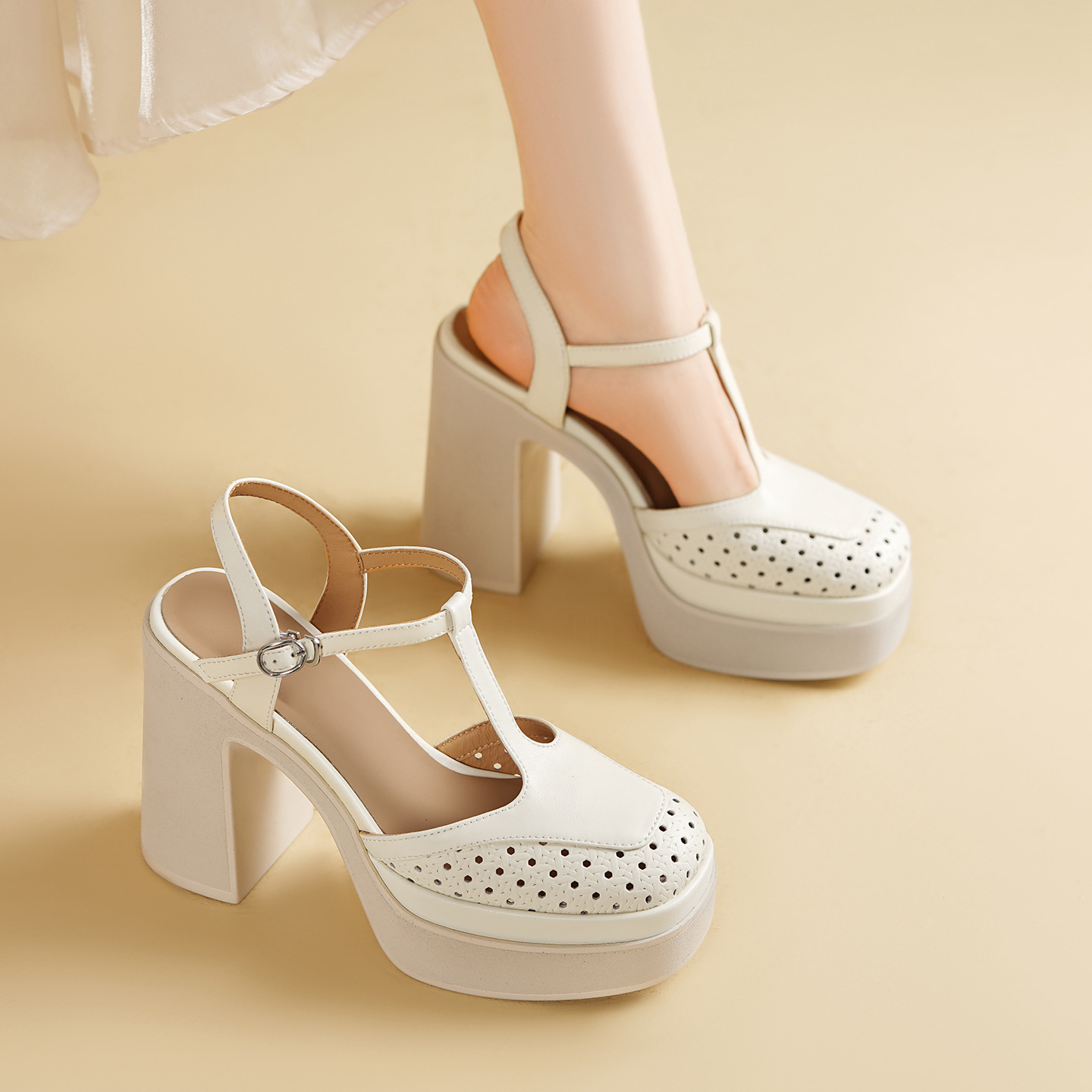 Sandal cao gót nữ mũi nhọn quai T khóa, đế dày 11 cm, phong cách dệt — màu trắng ngà