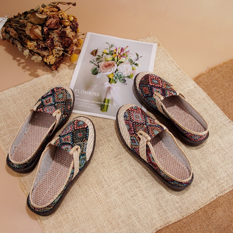 Viejo Beijing zapatos de tela de verano de las mujeres zapatillas de lino transpirable desgaste exterior inferior suave estilo étnico zapatos de mamá punta cerrada medias zapatillas