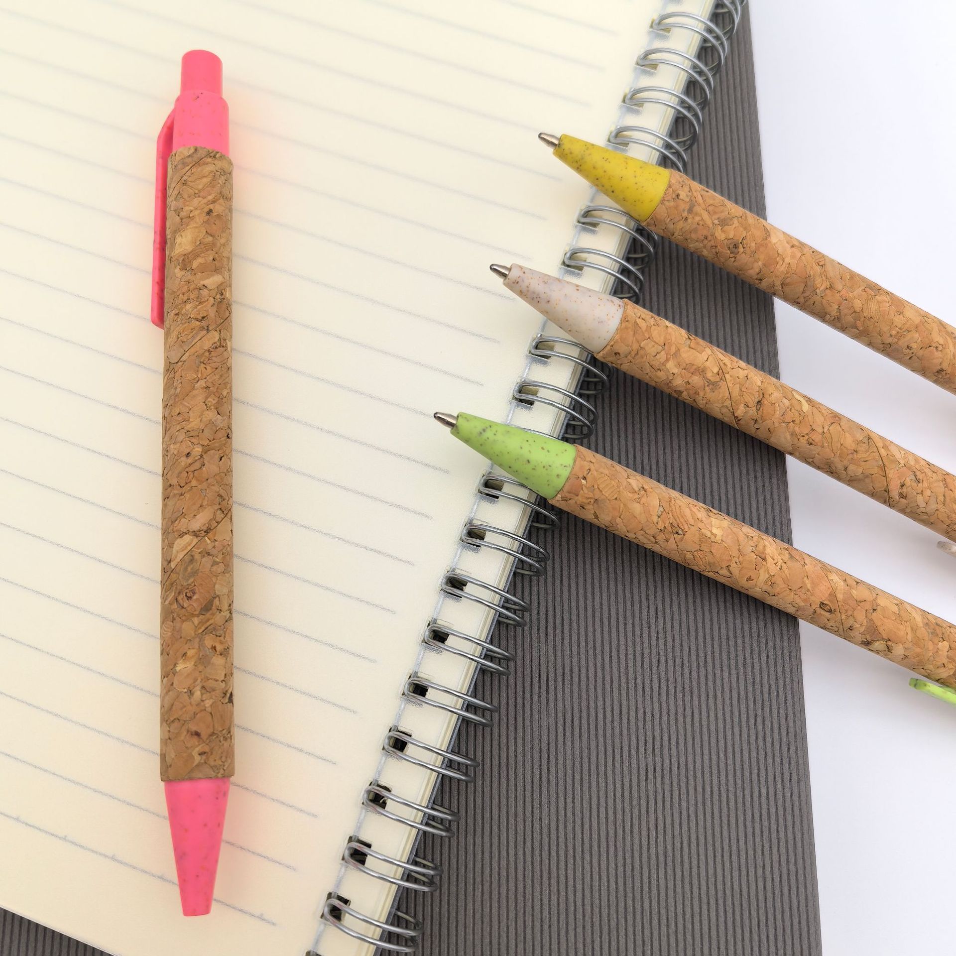 Suministro de bolígrafo de corcho de color ecológico material de paja bolígrafo publicitario regalos comerciales bolígrafo de tubo de papel degradable al por mayor