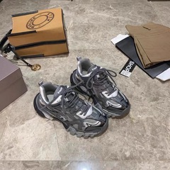 秋の新型真皮純皮ネット面は新型の厚い底の松餅をつなぎ合わせて膜の底のおじさんの靴を吸います。