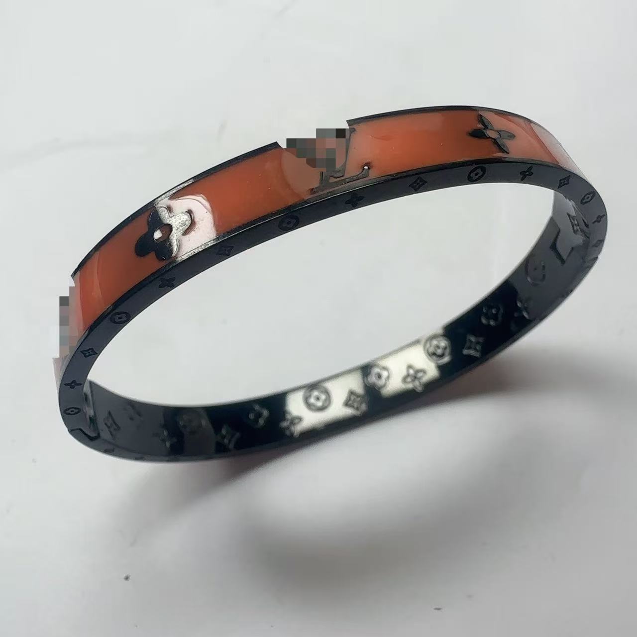 2025 新しいヨーロッパとアメリカのビッグブランドチタン鋼ブレスレット非退色ステンレス鋼ブレスレットバックルオープニングハンドジュエリー卸売