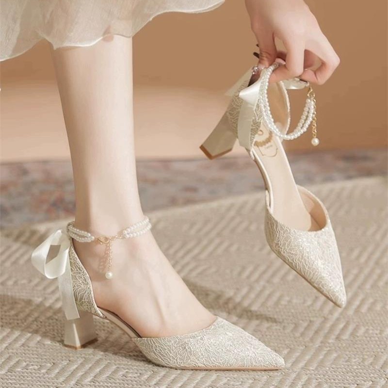 Nuevos zapatos huecos de tacones altos chinos de color champagne para mujeres 2026 cadenas de perlas de verano de alto nivel de tacones gruesos no cansados sandalias para mujeres