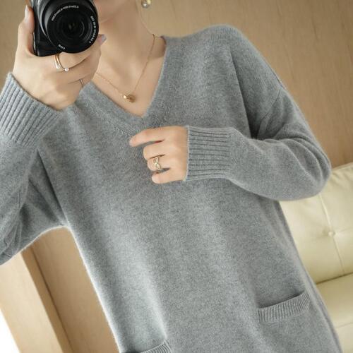 Autumn and winter clothing for plus-size women: large-sized, mid-length V-neck loose base layer shirt, lazy pull-over knitted sweater with dual pockets, for women.
