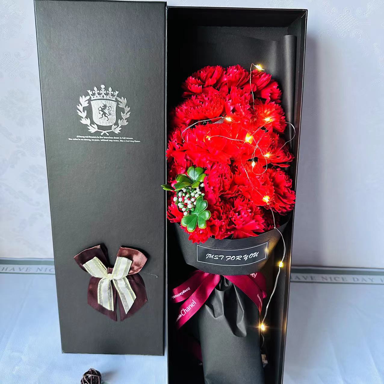 Weihnachtsgeschenke: Seifenblumen-Geschenkbox mit 19 Rosen und Nelken – ideal als Valentinstags-, Geburtstags- oder Muttertagsgeschenk._voghion.com
