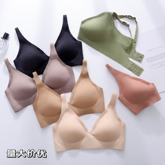 ゼリーストリップの無痕下着の女性の胸が集まっています。