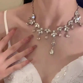 耳钉;耳环;项链