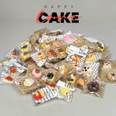 ミニチュアのケーキのビスケットのパンは食べて遊んでシミュレーションをします。