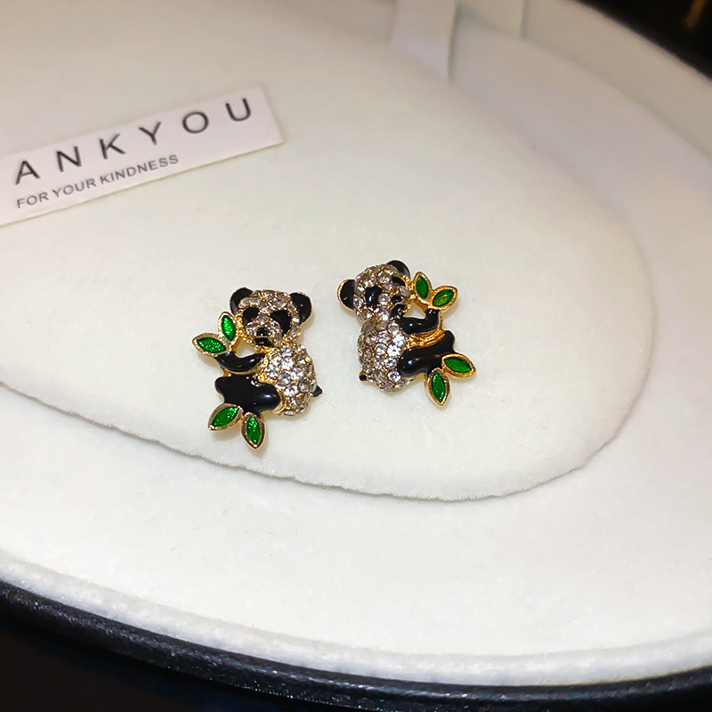 Pendientes geométricos de cristal negro con aguja de plata Pendientes de todo fósforo de nicho Temperamento de moda Pendientes de alta gama de lujo ligero al por mayor