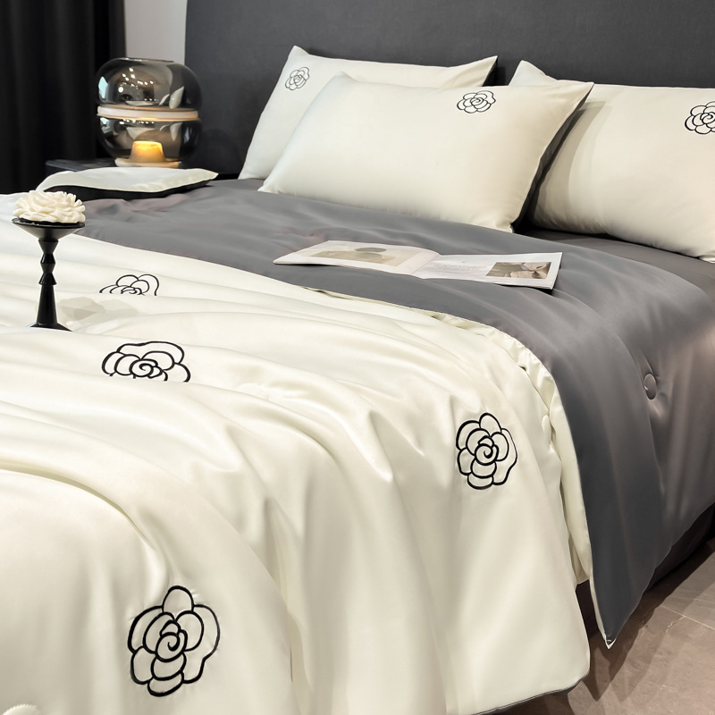 Juego de cuatro piezas de cama de edredón fresco de verano de seda helada 2025 nuevo juego de tres piezas de ropa de cama y sábanas individuales de verano de alta gama de lujo ligero