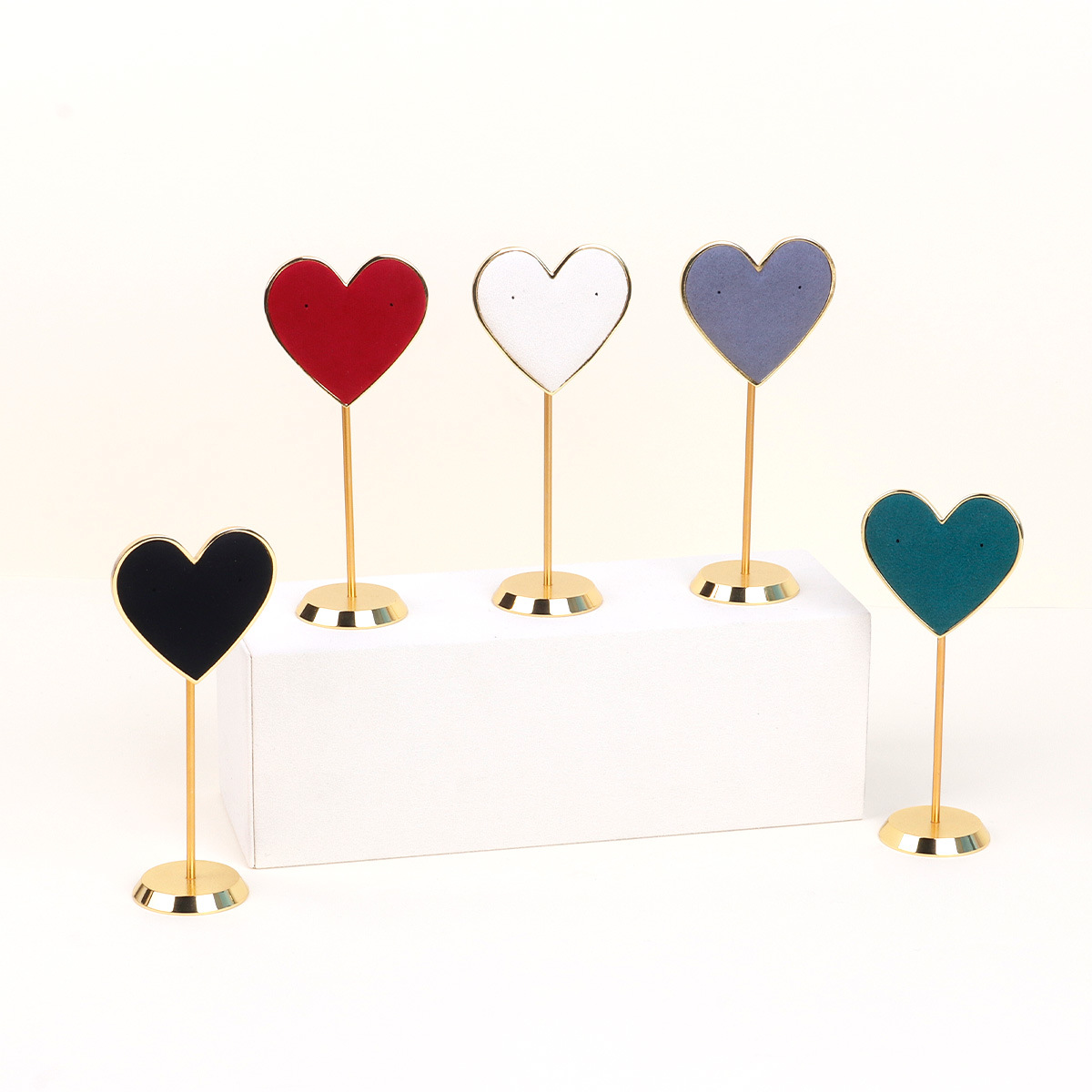 �������˰���Բ�׶���չʾ�ܶ��������������ɼܳ��м���Ʒ�ڼ�