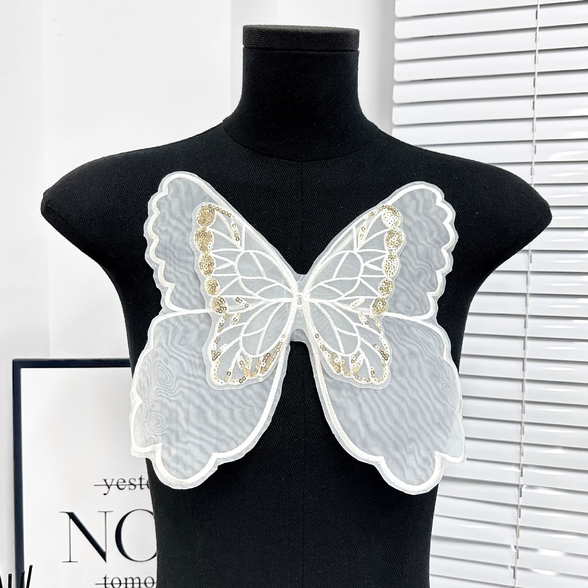 Doble capa de cuentas de oro blanco mariposa tela pegada diy accesorios de bordado de encaje hechos a mano