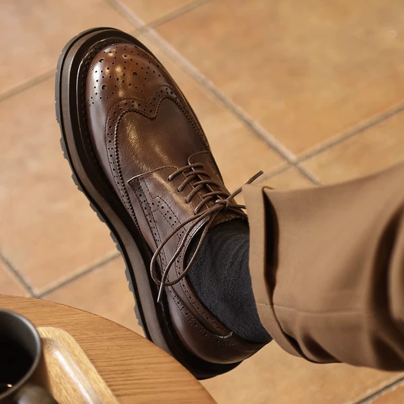 Прямые поставки с фабрики британская платформа, увеличивающая рост броги с круглым носком, повседневная кожаная обувь, винтажная потертая резная Свадебная обувь, мужская оптовая продажа
